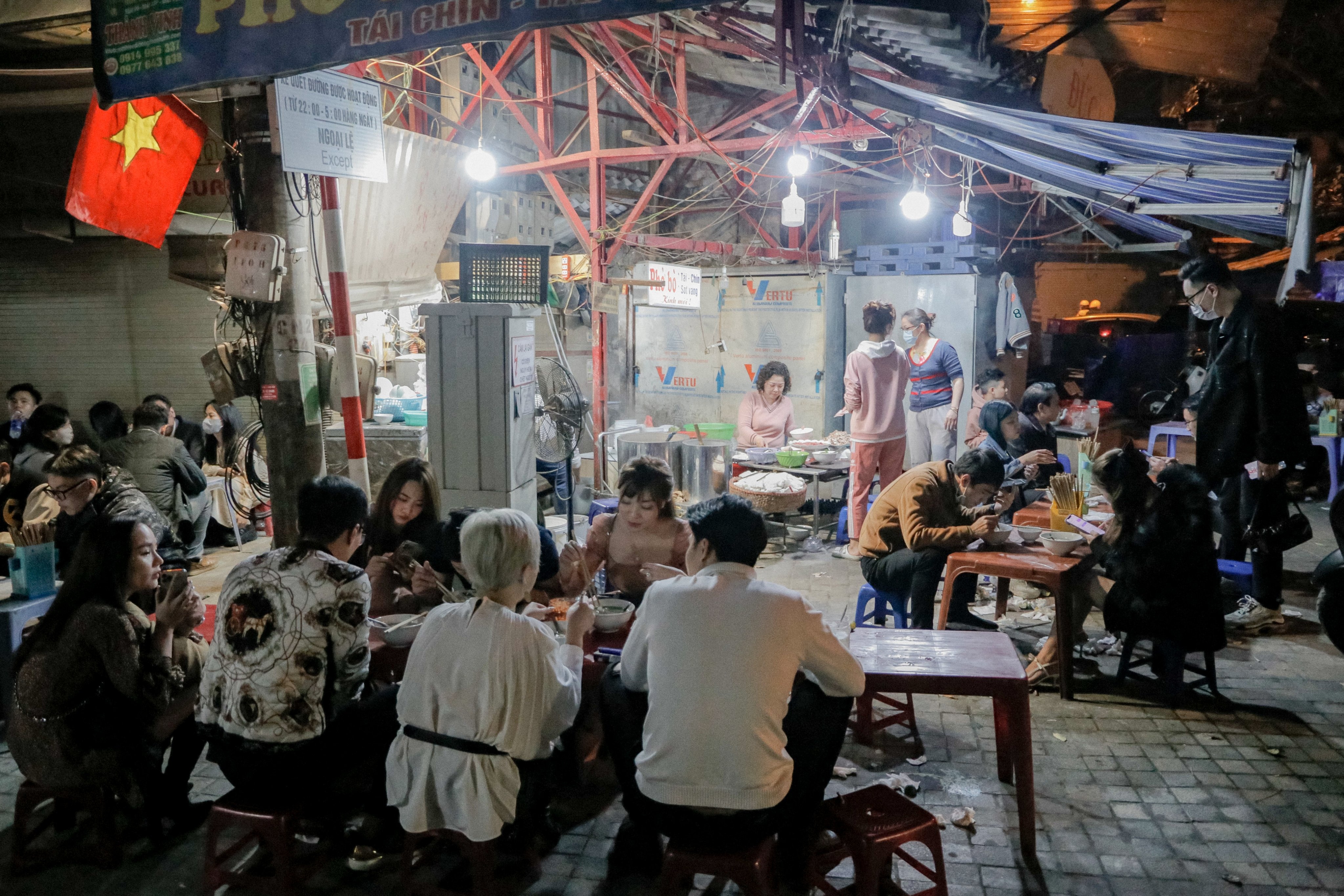 Hàng ăn,  quán cà phê Hà Nội đắt khách vào đêm giao thừa ảnh 7 Hang an,  quan ca phe Ha Noi dat khach vao dem giao thua anh 7