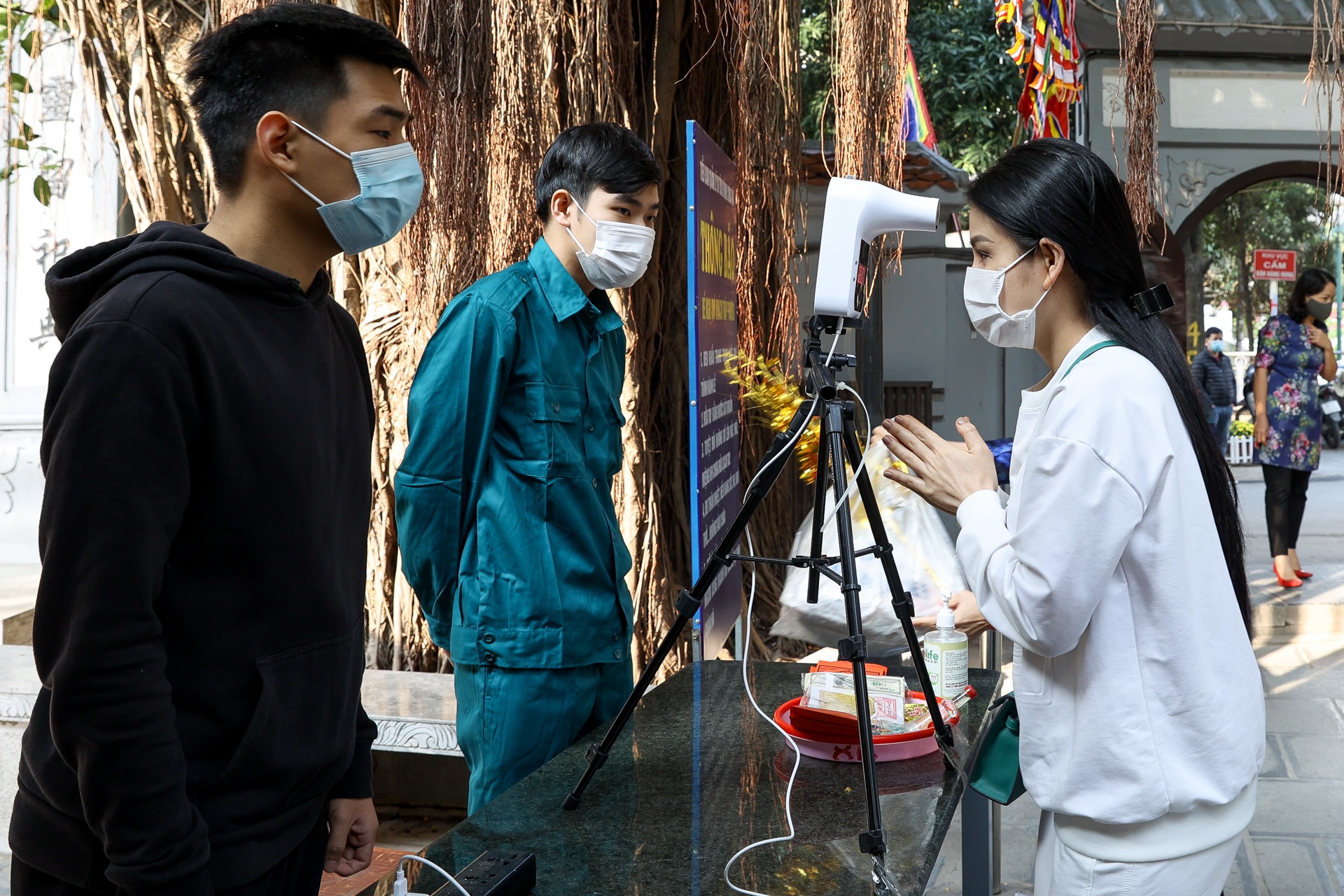 gioi tre Ha Noi di chua Ha cau duyen anh 2