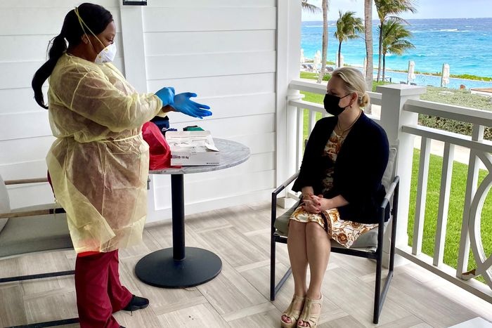 Khach san,  san bay kiem tien nho xet nghiem Covid-19 anh 4