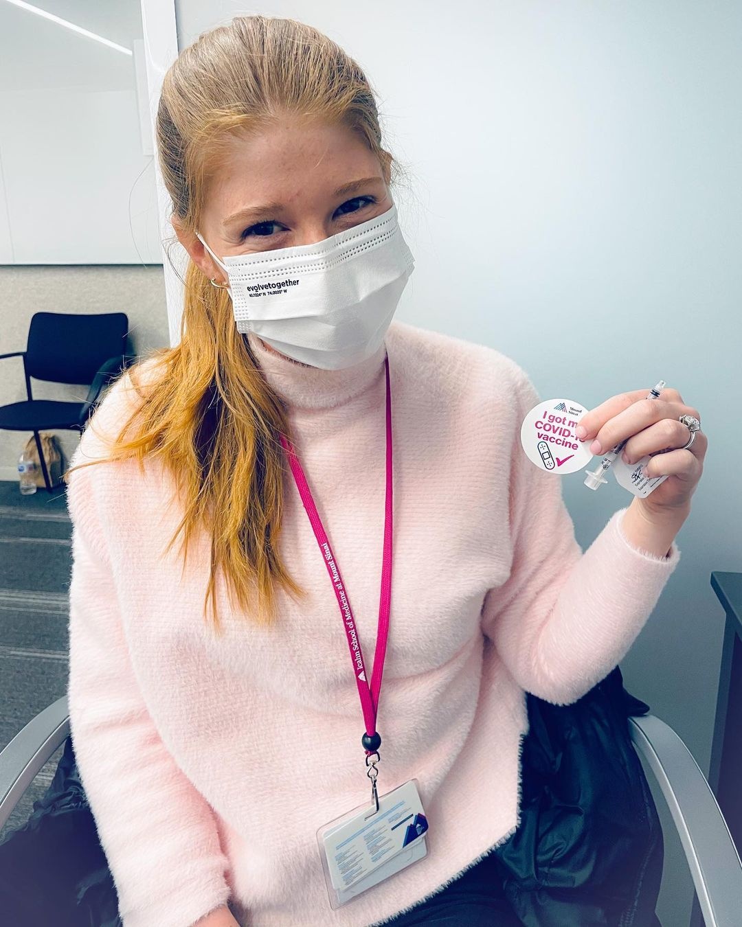 con gai Bill Gates tiem vaccine Covid 19 anh 1