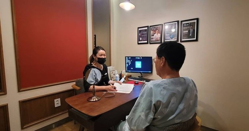 Con cái Hàn dẫn cha mẹ đi phẫu thuật thẩm mỹ để báo hiếu  ảnh 3 Con cai Han dan cha me di phau thuat tham my de bao hieu anh 3