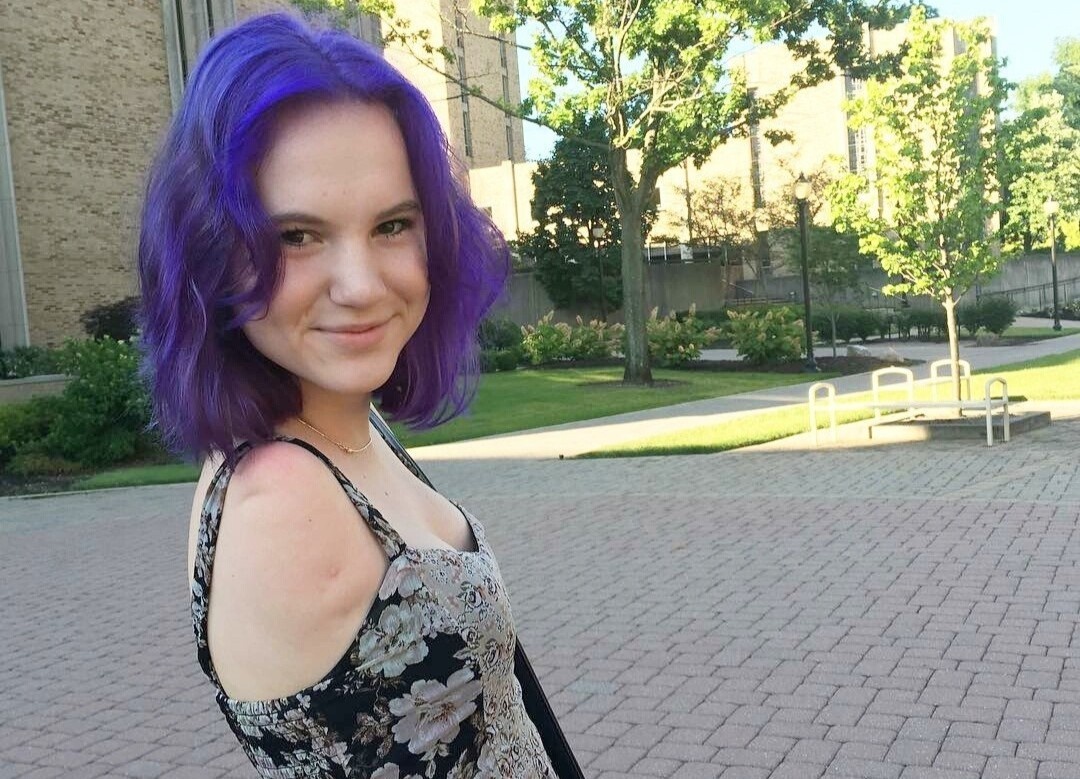 Co gai My khong tay choi violin bang chan hinh anh