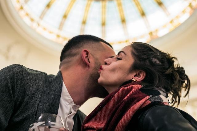 Video chồng né tránh nụ hôn của vợ 'viral' ở Ấn Độ ảnh 2 Video chong ne tranh nu hon cua vo 'viral' o An Do anh 2