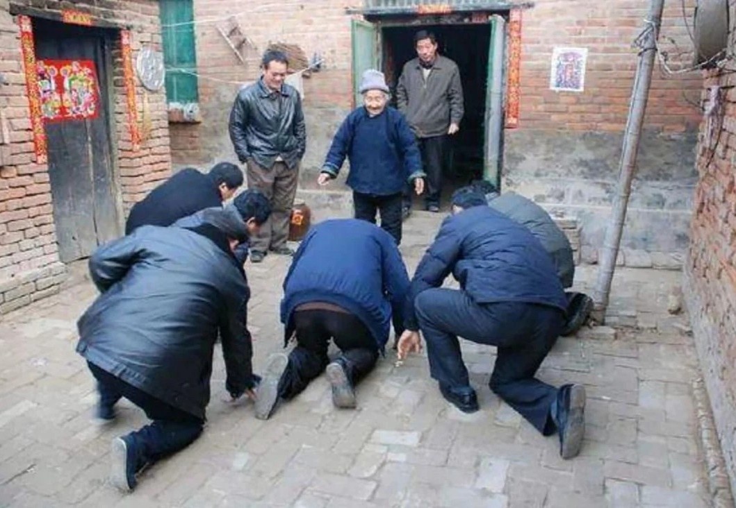 Blogger Trung Quoc bi de doa vi phan doi tuc le quy truoc nguoi gia hinh anh