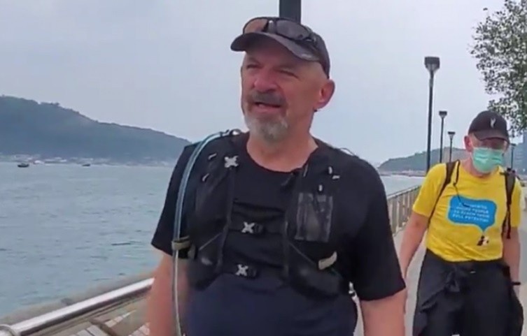 Nguoi cha di bo 62 km de tuong nho con mat vi tu tu hinh anh