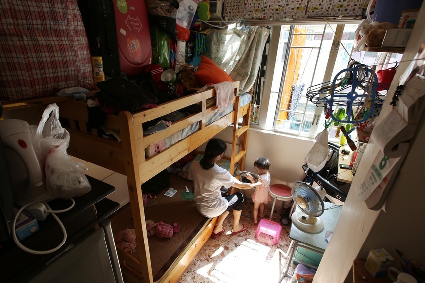 Người trẻ Hong Kong chỉ đủ tiền mua nhà siêu nhỏ ảnh 2 Nguoi tre Hong Kong chi du tien mua nha sieu nho anh 2