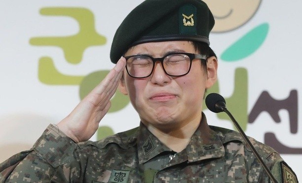 Cai chet cua binh si chuyen gioi va su thu ghet voi LGBT o Han hinh anh