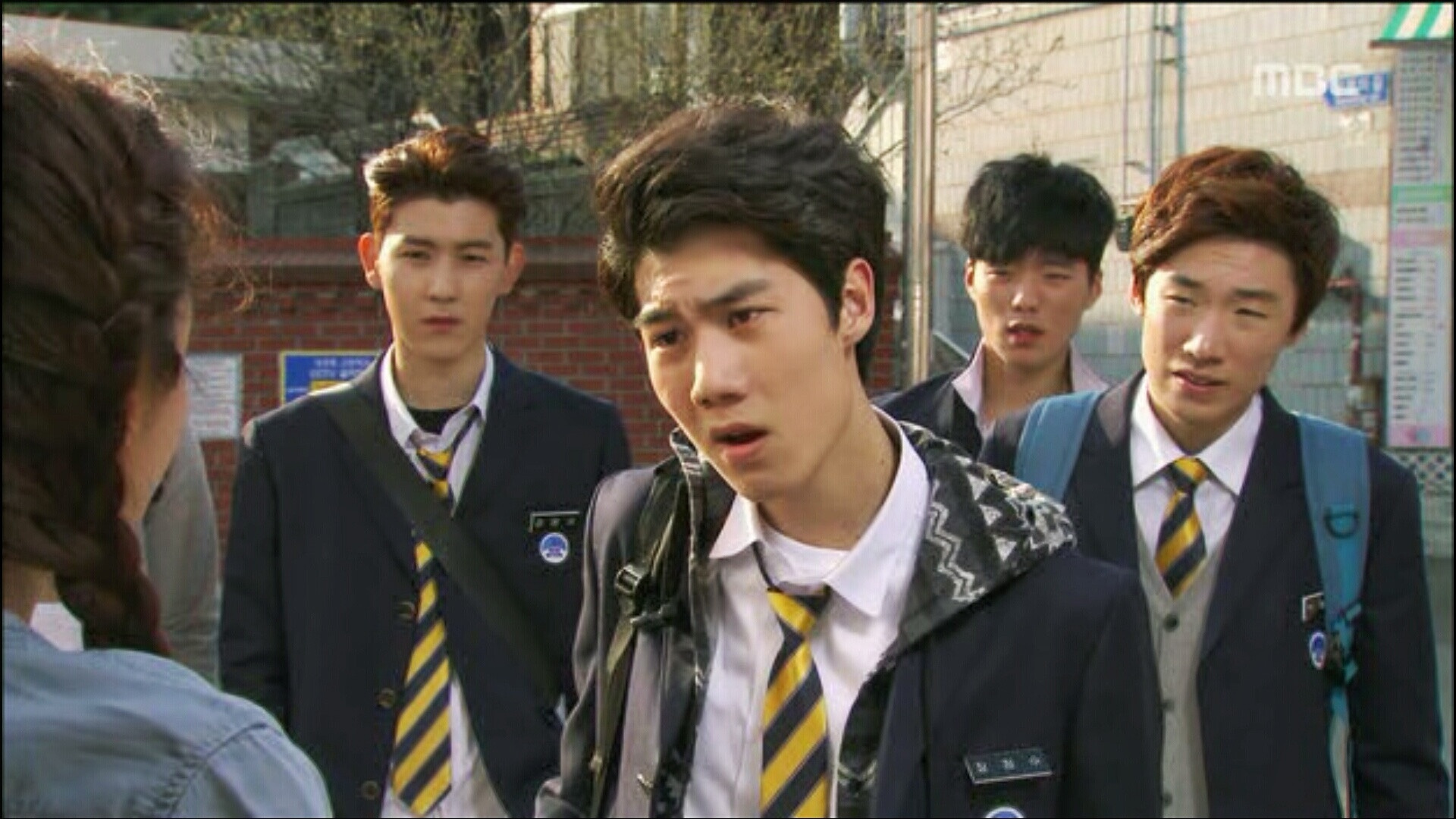 hoc sinh han quoc bat nat ban hoc de gay chu y anh 3