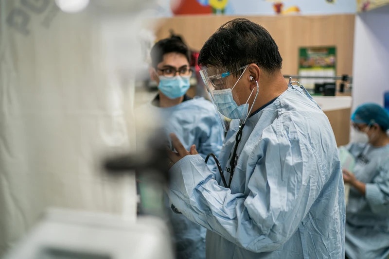 Bi kich cua bac si dau tien duoc tiem vaccine o Philippines hinh anh