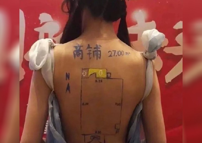 Quang cao ban nha bang nguoi mau lung tran gay phan no hinh anh