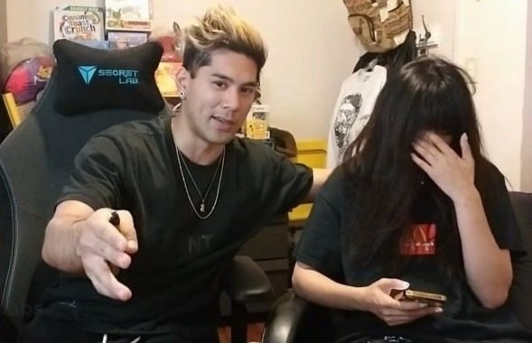 Streamer bi cam song vi tat ban gai khi livestream hinh anh