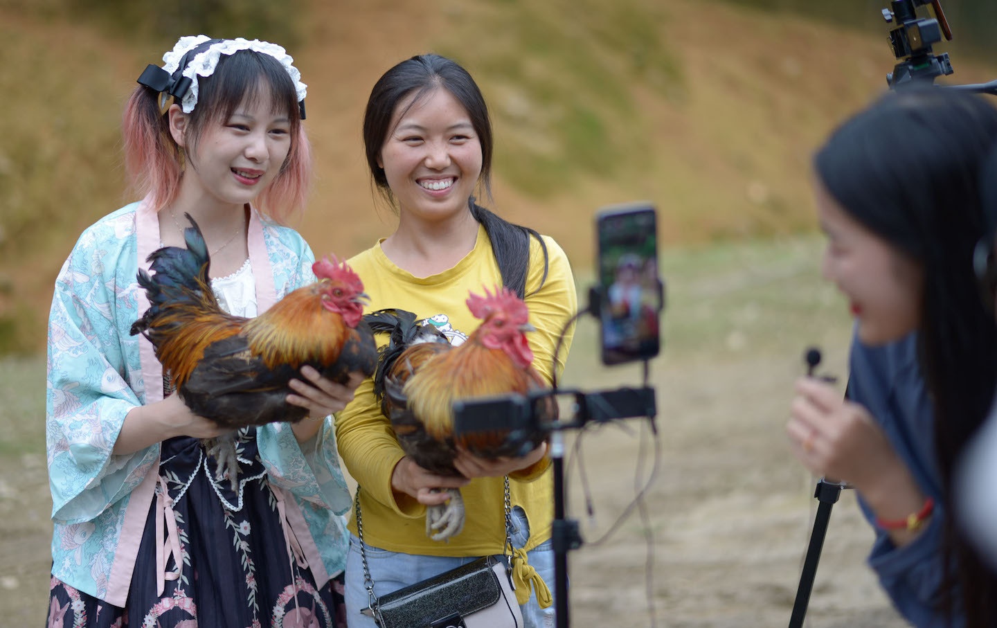 Dan lao dong ngheo Trung Quoc tro thanh streamer, vlogger hinh anh