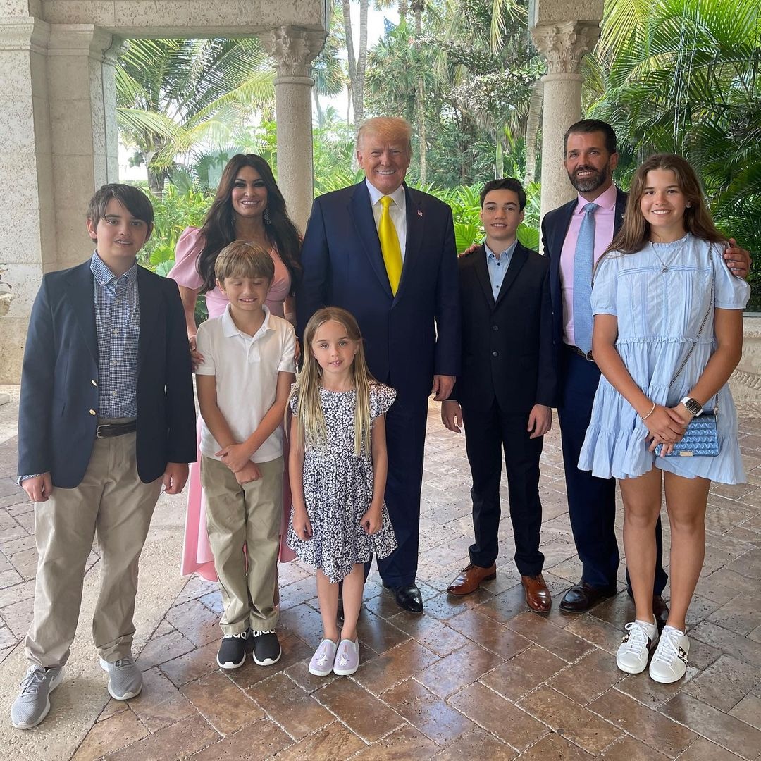 Ông Trump quây quần bên dàn cháu  ảnh 1 Ong Trump quay quan ben dan chau anh 1