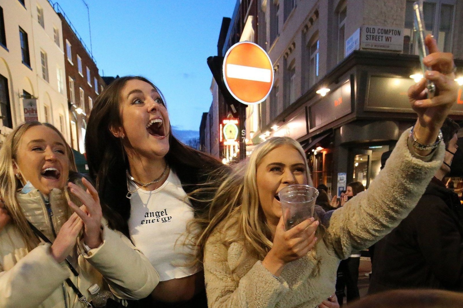 Dan London an mung chat kin cac quan bar hinh anh