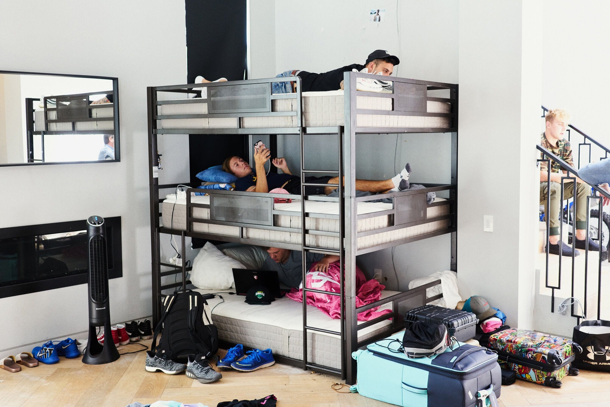 su that ben trong lo dao tao sao mang cua YouTuber tai tieng anh 4