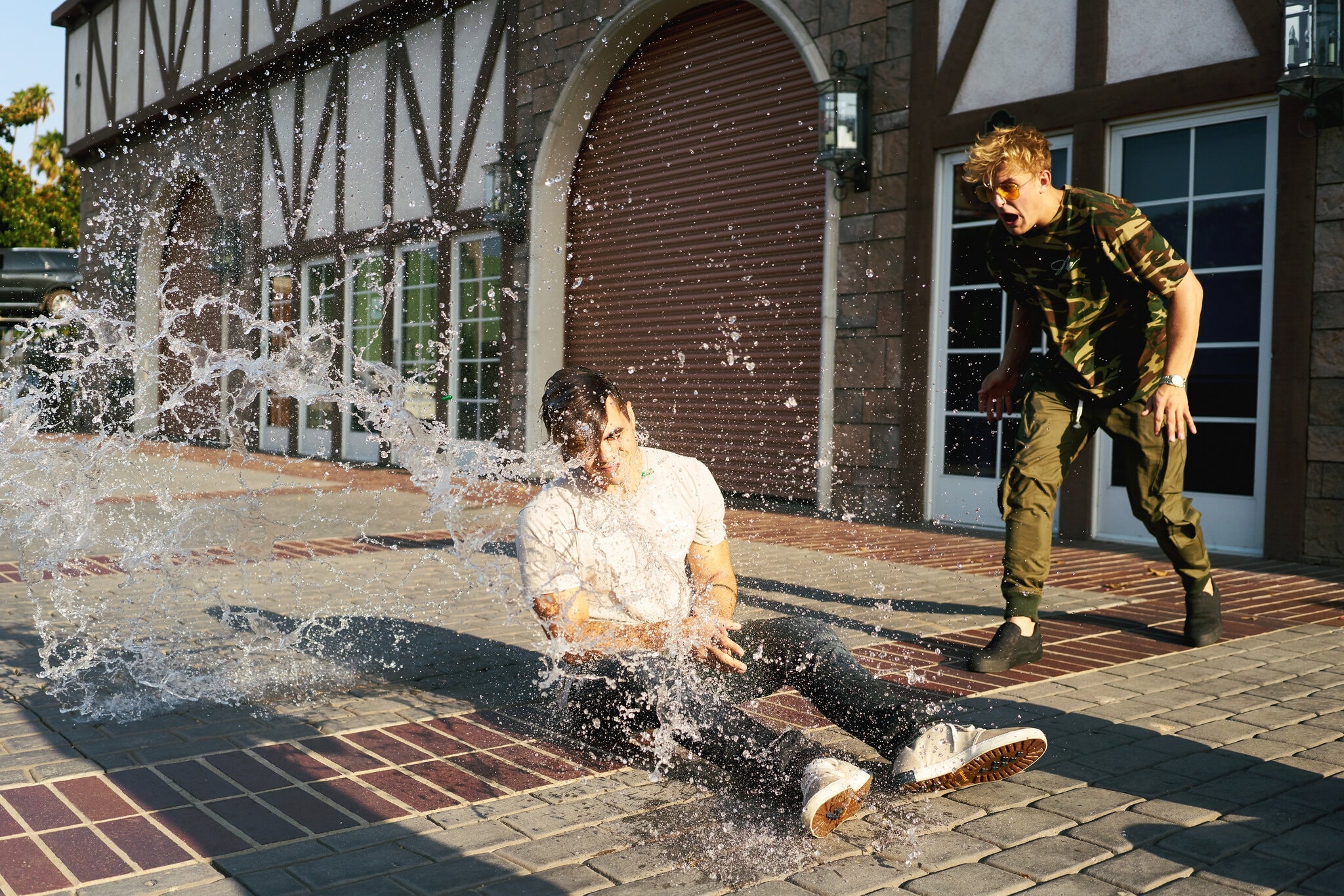 su that ben trong lo dao tao sao mang cua YouTuber tai tieng anh 3