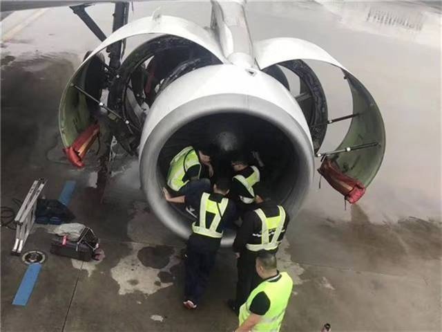 Hành khách Trung Quốc ném tiền xu vào động cơ máy bay để cầu may  ảnh 2 Hanh khach Trung Quoc nem tien xu vao dong co may bay de cau may anh 2