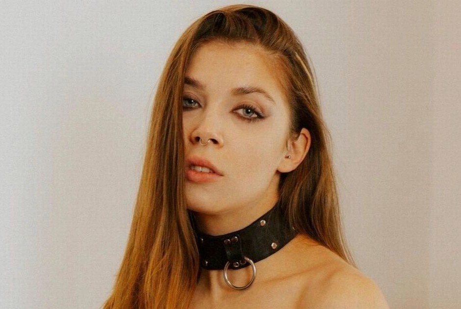 Canh sat truy tim co gai quay clip nong tren nui thieng o Bali hinh anh