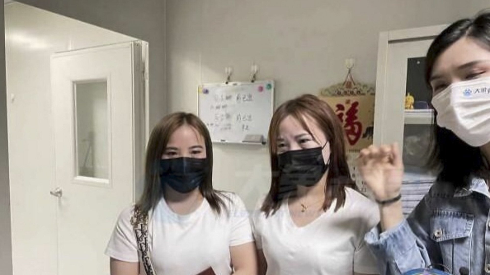 Chi em song sinh tim thay nhau sau 29 nam nho video tren mang anh 3