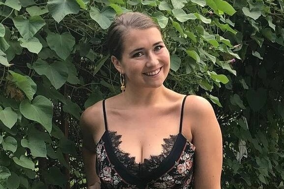 Co gai My rao ban lai dam cuoi cua minh hinh anh