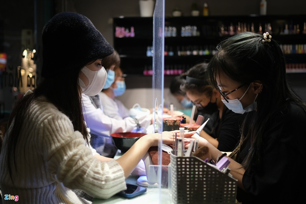 noi kho chi em di lam dep vao mua dich anh 2