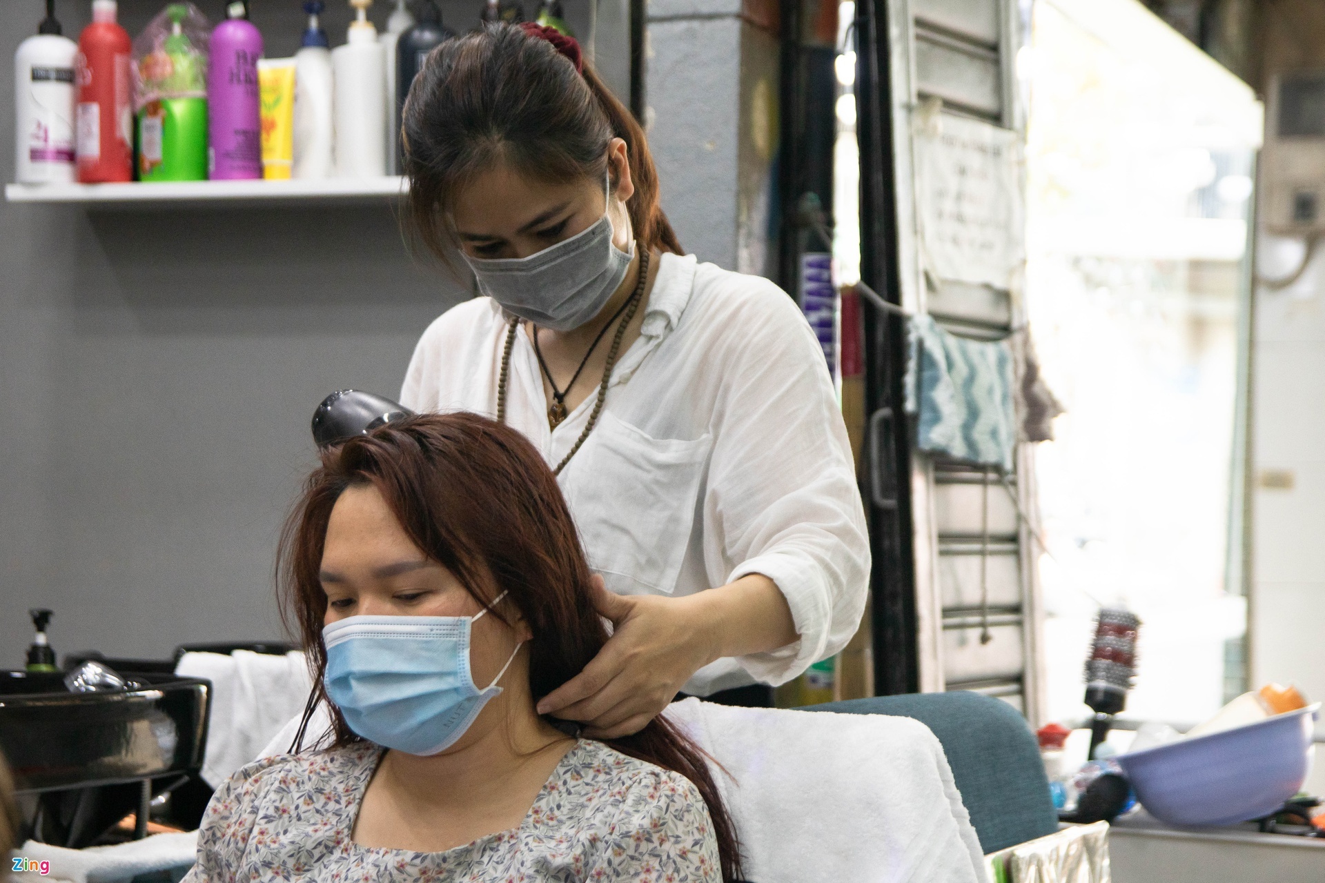 noi kho chi em di lam dep vao mua dich anh 4