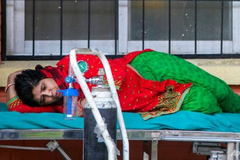 Chi o trong nha, nu nha van An Do van nhiem Covid-19 hinh anh