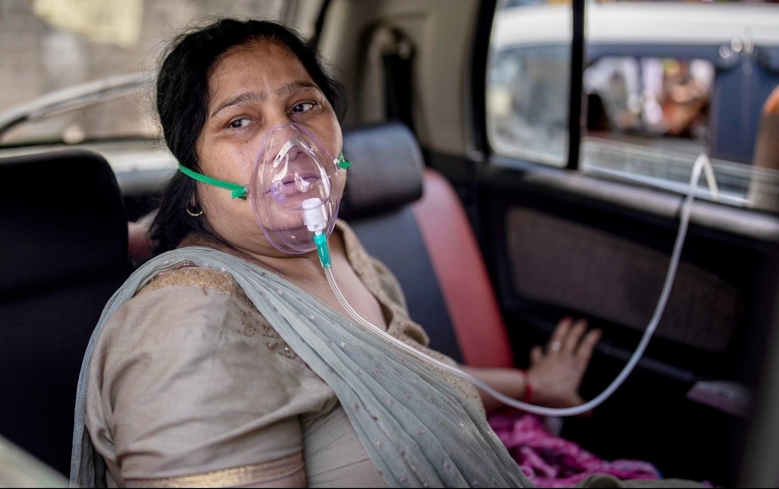 Co gai An Do vo vong gianh giat mang song cho cha me hinh anh