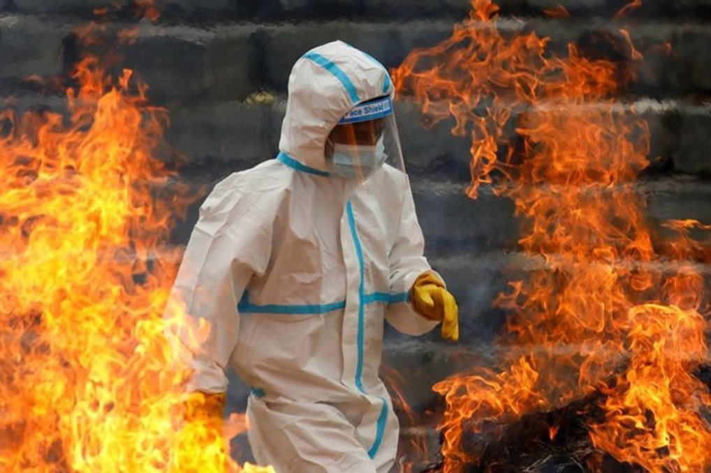 Mao hiem di gom thi the nguoi nhiem Covid-19 o An Do hinh anh