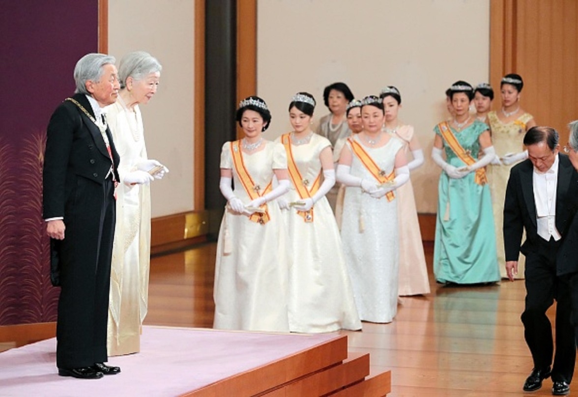 cuoc khung hoang ke vi cua Hoang gia Nhat Ban anh 1