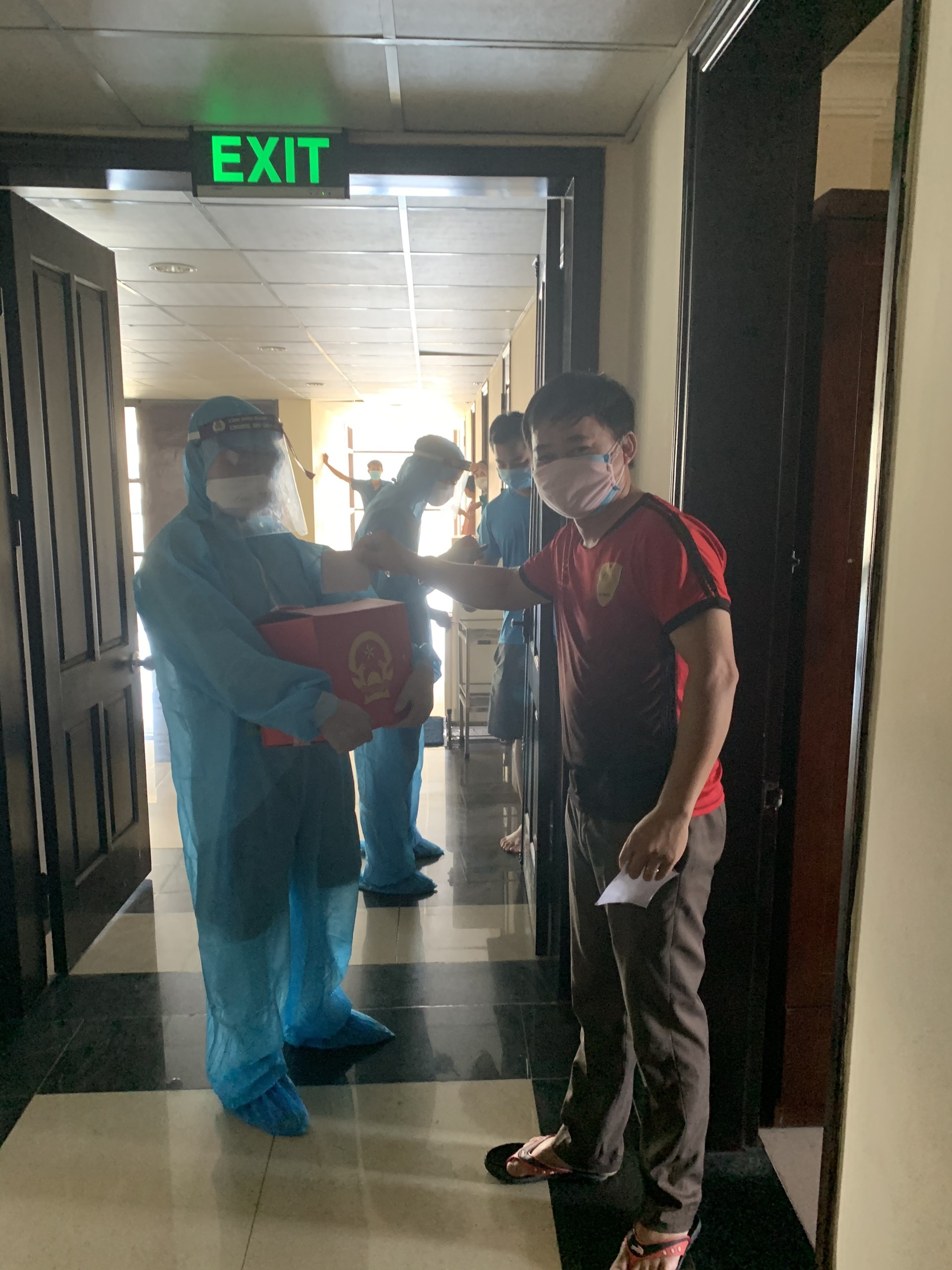 nữ sinh viên Huế đi bầu cử lần đầu từ khu cách ly ảnh 3 nu sinh vien Hue di bau cu lan dau tu khu cach ly anh 3