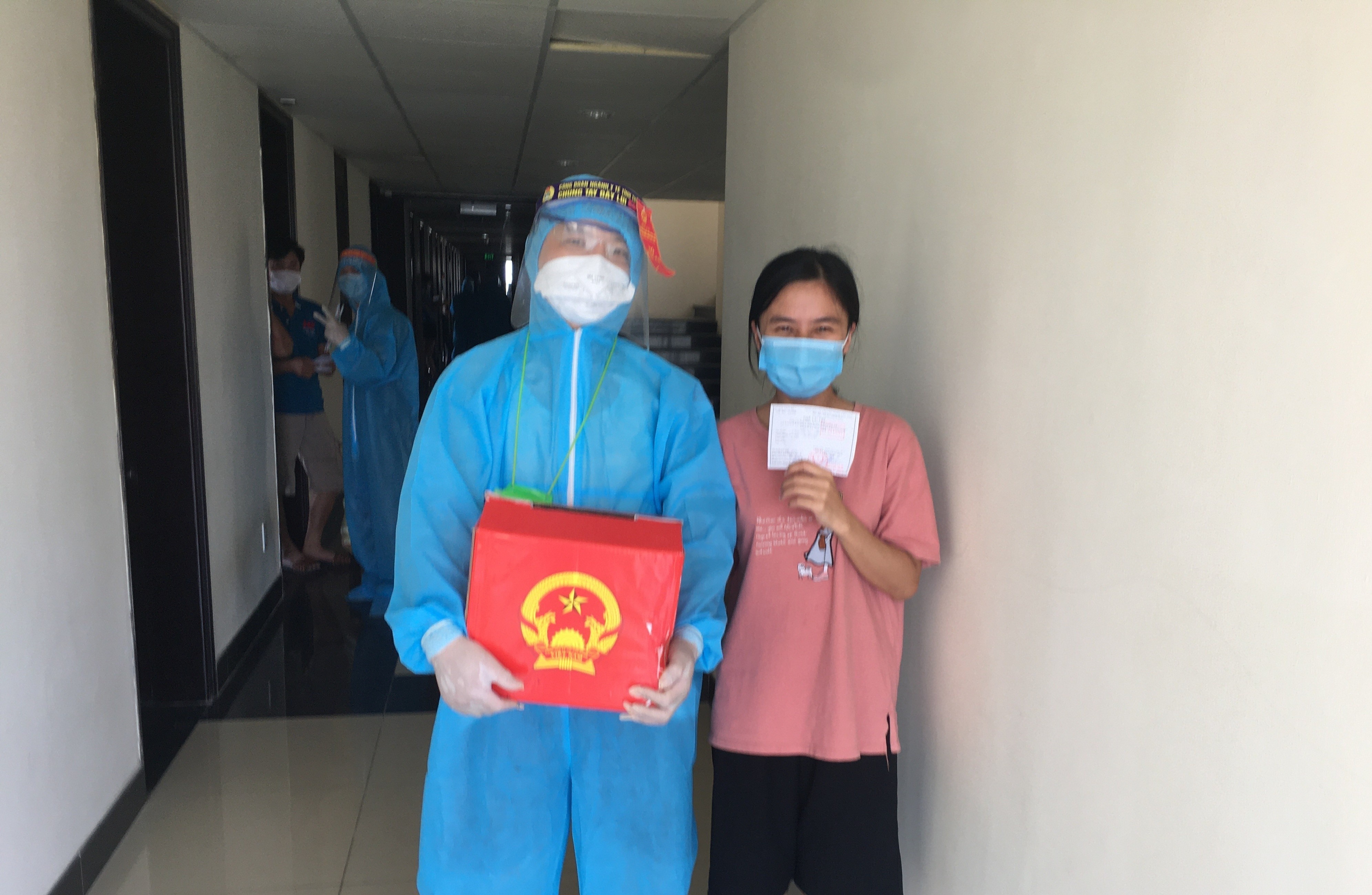 nu sinh vien Hue di bau cu lan dau tu khu cach ly anh 1