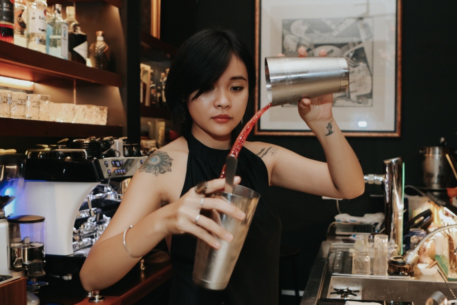 'Quan bar dong cua, toi goi cocktail ve de chill tai nha' hinh anh