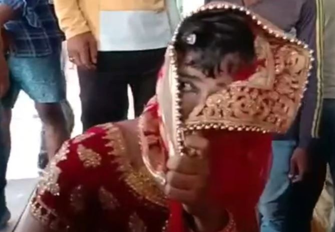 chang trai An Do gia lam co dau,  len vao dam cuoi ban gai anh 1