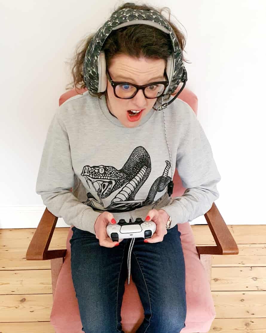 nguoi me 43 tuoi lam streamer game trong mua dich anh 2