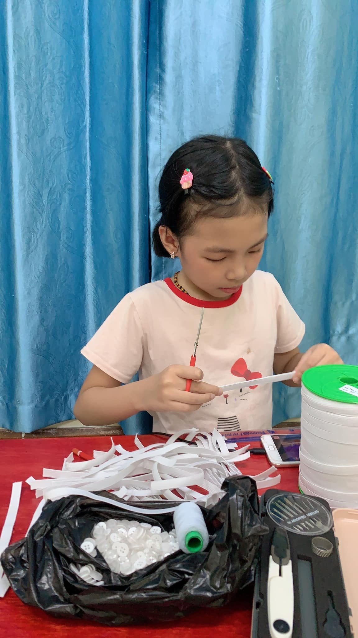 bé gái làm 500 tai giả gửi tặng y bác sĩ Bắc Giang ảnh 3 be gai lam 500 tai gia gui tang y bac si Bac Giang anh 3
