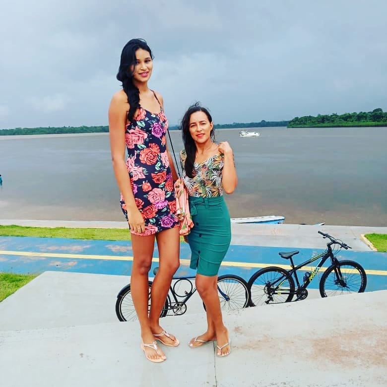 Co gai cao 2 m ket hon voi chong thap be anh 2