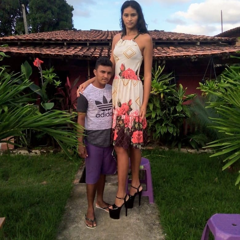 Co gai cao 2 m ket hon voi chong thap be anh 7