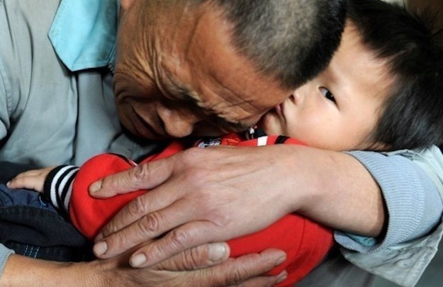 No nan chong chat sau 15 nam di tim con bi bat coc hinh anh