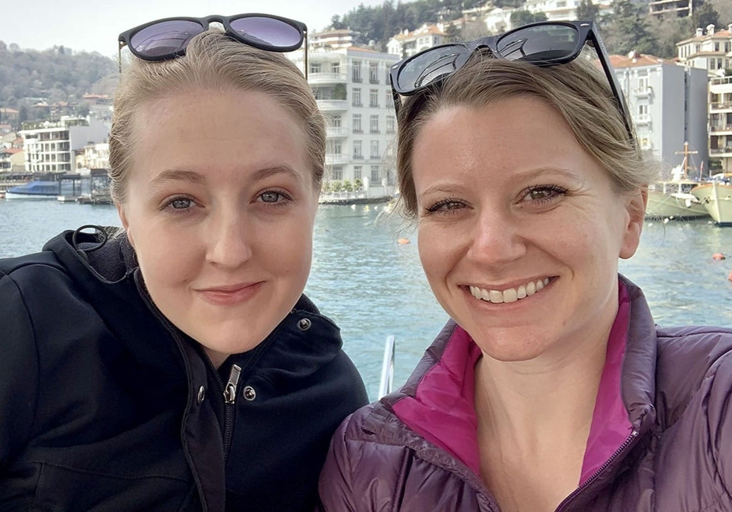 Hai co gai tro thanh ban than sau khi phat hien yeu chung mot nguoi hinh anh