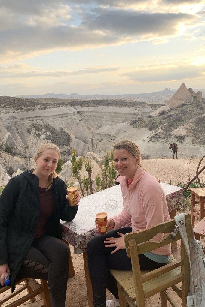 hai co gai di du lich voi nhau sau khi phat hien yeu chung mot nguoi anh 3