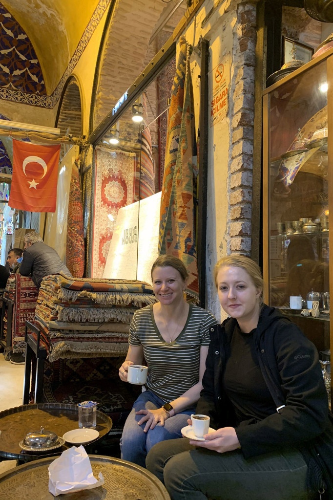 hai co gai di du lich voi nhau sau khi phat hien yeu chung mot nguoi anh 2