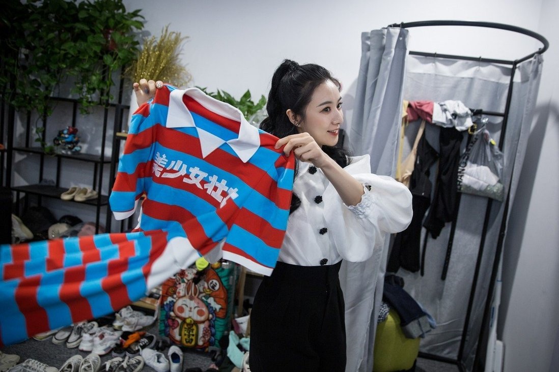 Nha giau Singapore hoi hot voi mua hang hieu qua livestream hinh anh