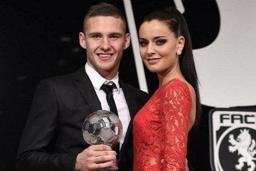 Vo, ban gai cua cau thu doi tuyen CH Czech hinh anh