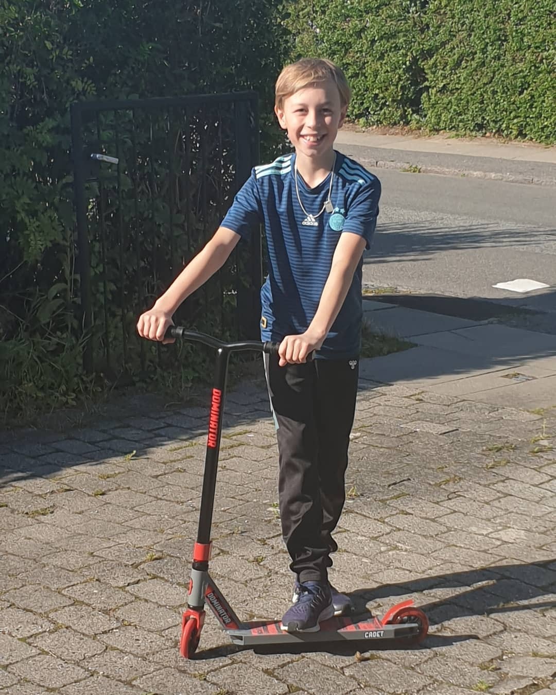 cau be bat ngo noi tieng vi anh chup chung voi Eriksen anh 2