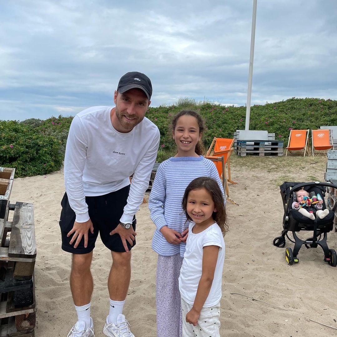 cau be bat ngo noi tieng vi anh chup chung voi Eriksen anh 3