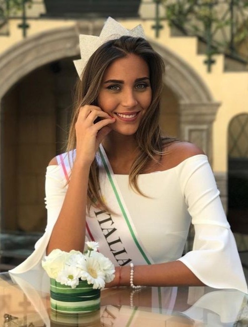 Bạn gái hoa hậu của tiền vệ tuyển Italy ảnh 2 Ban gai hoa hau cua tien ve tuyen Italy anh 2