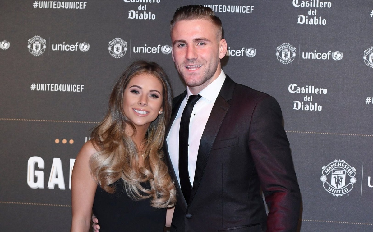 ban gai cua hau ve luke shaw anh 1