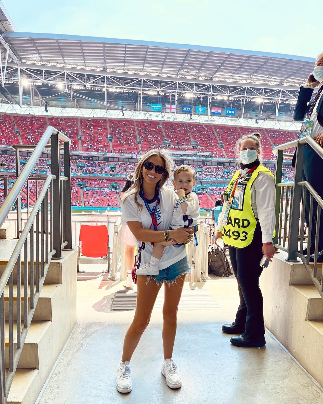 ban gai cua hau ve luke shaw anh 11