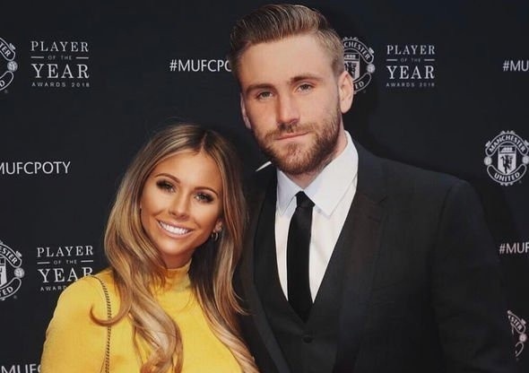 Ban gai giup hau ve Anh Luke Shaw tranh xa tai tieng hinh anh